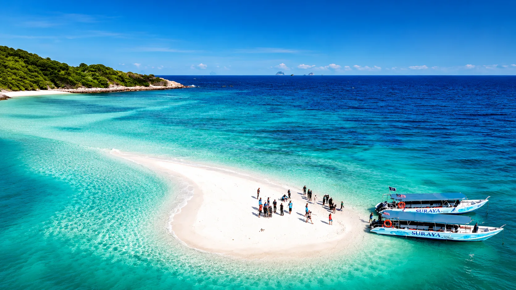 Bot pelancongan Suraya Redang berlabuh di sandbank putih jernih Pulau Redang